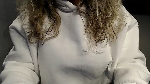 Snapshot of JenniLowen chatting on 02/17/25, 04:06 JenniLowen online show from 02/17/25, 04:06