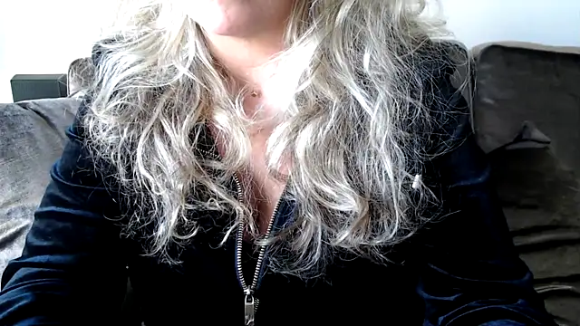 Snapshot of JenniLowen chatting on 03/06/25, 03:13 JenniLowen online show from 03/06/25, 03:13