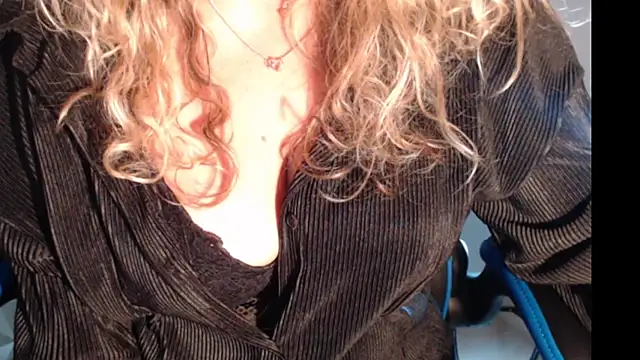 Snapshot of JenniLowen chatting on 03/14/25, 05:24 JenniLowen online show from 03/14/25, 05:24