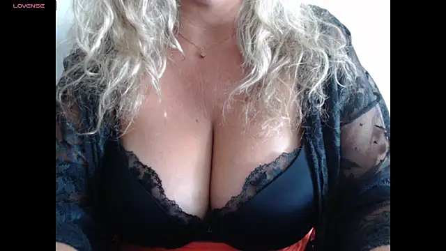 Snapshot of JenniLowen chatting on 06/28/26, 06:09 JenniLowen online show from 06/28/26, 06:09