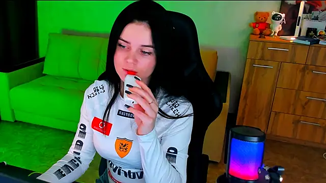 Lora Cain online show from 02/12/25, 03:05