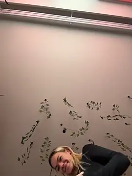 Snapshot of -Sexy_Barbie- chatting on 10/27/25, 02:45 -Sexy Barbie- online show from 10/27/25, 02:45