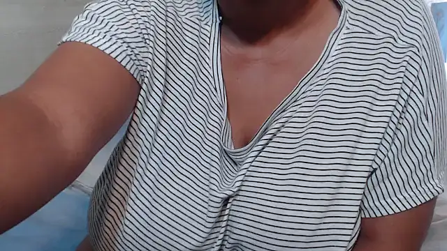 Snapshot of FlavoredNia chatting on 03/16/25, 12:33 FlavoredNia online show from 03/16/25, 12:33