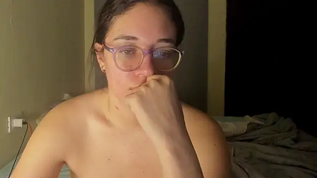 Snapshot of atenas_05_ chatting on 06/17/26, 09:30 atenas 05 online show from 06/17/26, 09:30