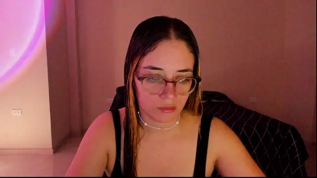 Snapshot of atenas_05_ chatting on 09/11/25, 06:30 atenas 05 online show from 09/11/25, 06:30