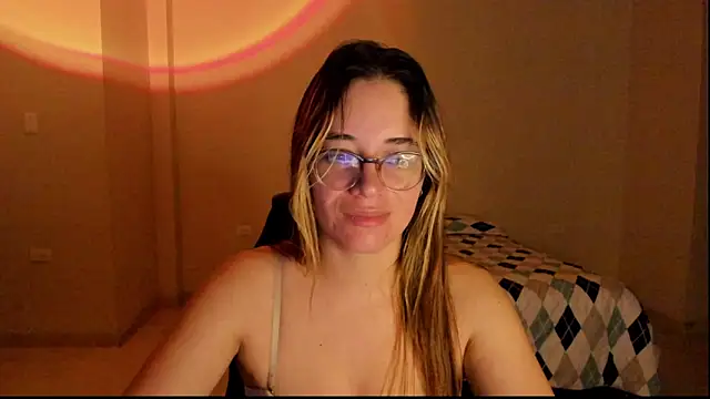 Snapshot of atenas_05_ chatting on 10/10/25, 09:21 atenas 05 online show from 10/10/25, 09:21