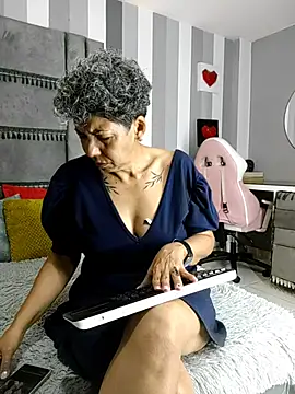 Julianewell online show from 12/01/25, 12:39