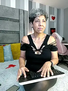 Julianewell online show from 12/15/25, 12:22