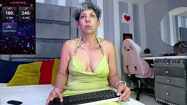 Snapshot of Julianewell chatting on 05/29/26, 12:22 Julianewell online show from 05/29/26, 12:22