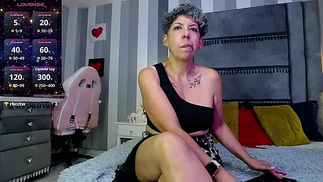 Snapshot of Julianewell chatting on 05/11/26, 12:17 Julianewell online show from 05/11/26, 12:17