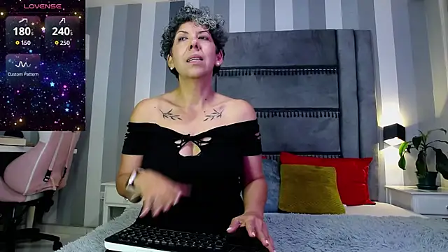 Snapshot of Julianewell chatting on 04/30/26, 12:23 Julianewell online show from 04/30/26, 12:23