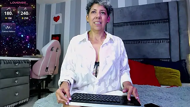 Snapshot of Julianewell chatting on 05/13/26, 12:45 Julianewell online show from 05/13/26, 12:45