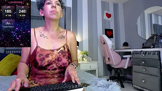 Snapshot of Julianewell chatting on 06/04/26, 12:21 Julianewell online show from 06/04/26, 12:21