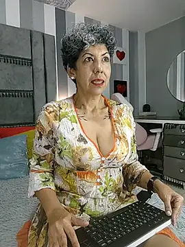 Julianewell online show from 11/08/25, 12:42