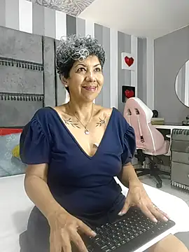 Julianewell online show from 11/12/25, 12:09