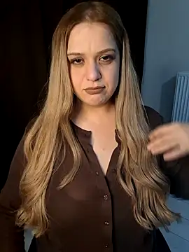 Snapshot of cansuozell chatting on 10/10/25, 05:47 cansuozell online show from 10/10/25, 05:47