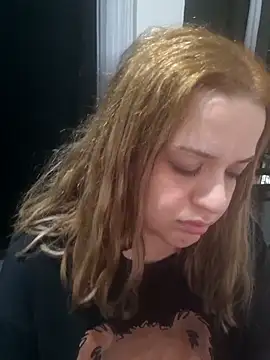 Snapshot of cansuozell chatting on 11/28/25, 06:19 cansuozell online show from 11/28/25, 06:19