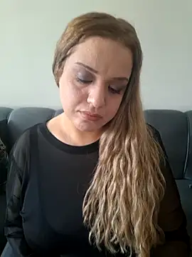 Snapshot of cansuozell chatting on 10/26/25, 01:11 cansuozell online show from 10/26/25, 01:11