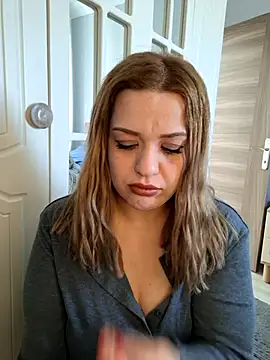 Snapshot of cansuozell chatting on 12/18/25, 06:29 cansuozell online show from 12/18/25, 06:29