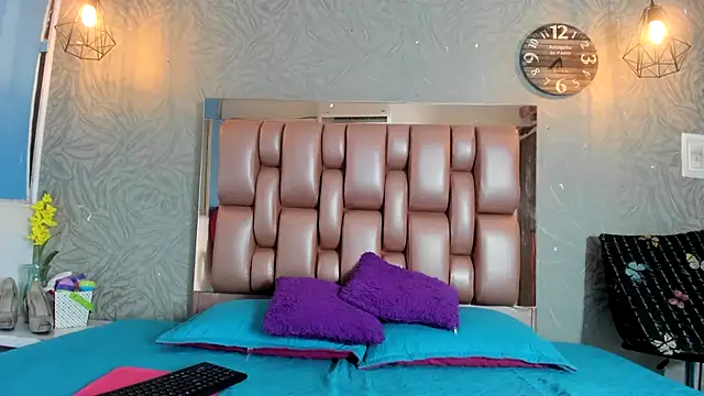 Snapshot of KOURTNEY-- chatting on 02/21/26, 02:24 KOURTNEY-- online show from 02/21/26, 02:24