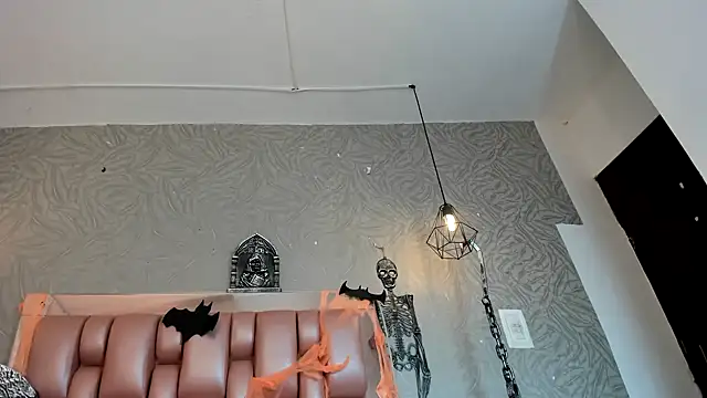 KOURTNEY-- online show from 10/27/25, 01:39