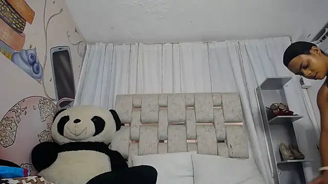 Snapshot of KOURTNEY-- chatting on 09/20/25, 01:43 KOURTNEY-- online show from 09/20/25, 01:43