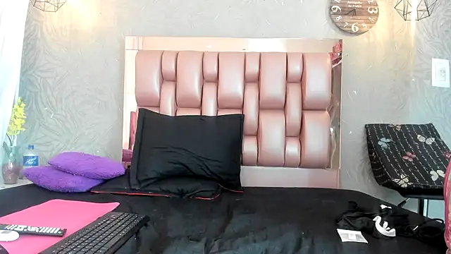 KOURTNEY-- online show from 11/23/25, 06:29