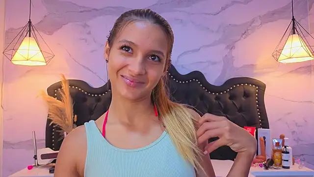 Snapshot of Carohorny4u chatting on 05/17/26, 01:33 Carohorny4u online show from 05/17/26, 01:33