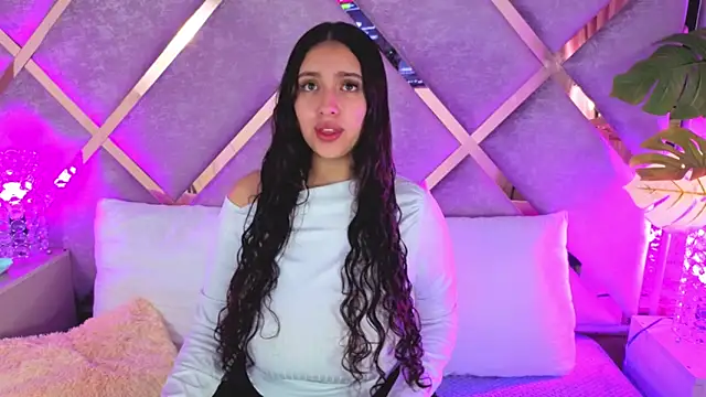 Snapshot of paulette_dupont chatting on 12/19/25, 04:38 paulette dupont online show from 12/19/25, 04:38