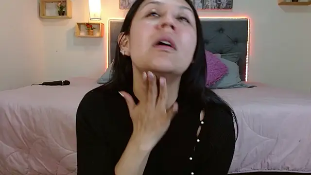 mia aira online show from 11/28/25, 04:07