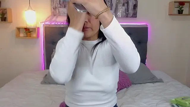 mia aira online show from 10/25/25, 03:12