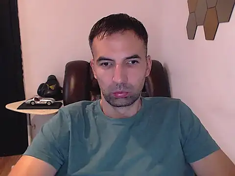 Leo 1617 online show from 10/13/25, 02:18