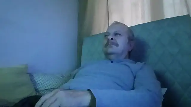 amylrmm1903 online show from 11/11/25, 12:44