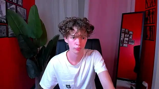 Snapshot of LukeSweet chatting on 06/23/26, 04:05 LukeSweet online show from 06/23/26, 04:05