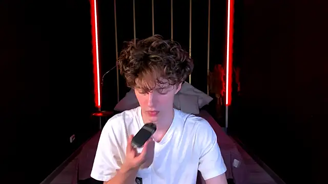 Snapshot of LukeSweet chatting on 06/30/26, 01:11 LukeSweet online show from 06/30/26, 01:11