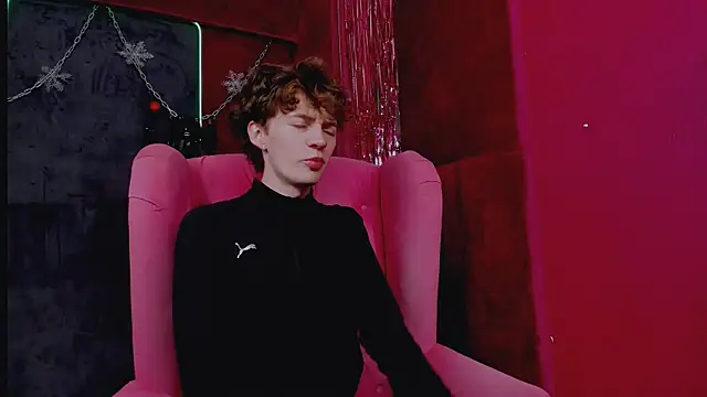 Snapshot of LukeSweet chatting on 12/15/25, 11:49 LukeSweet online show from 12/15/25, 11:49