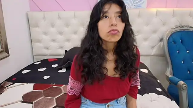 karolinee 66  online show from 05/26/26, 04:32