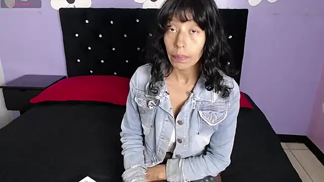 Snapshot of karolinee_66_ chatting on 02/15/26, 04:02 karolinee 66 online show from 02/15/26, 04:02