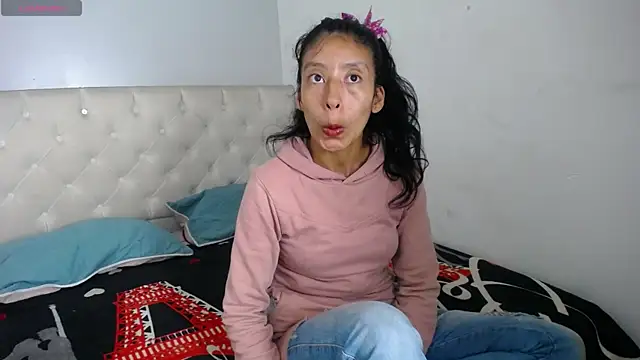 Snapshot of karolinee_66_ chatting on 12/20/24, 03:25 karolinee 66 online show from 12/20/24, 03:25