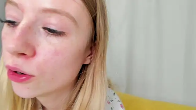 Snapshot of minidivaa_ chatting on 03/05/25, 08:21 minidivaa online show from 03/05/25, 08:21