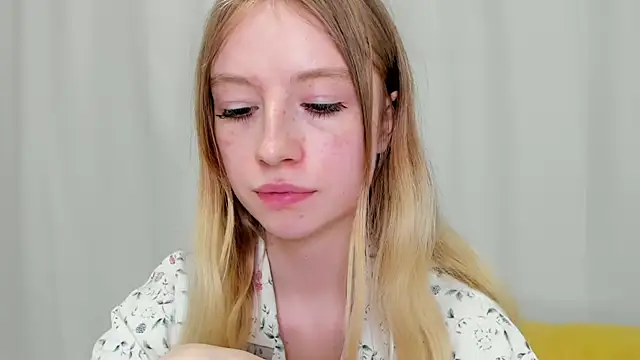 Snapshot of minidivaa_ chatting on 03/05/25, 11:27 minidivaa online show from 03/05/25, 11:27