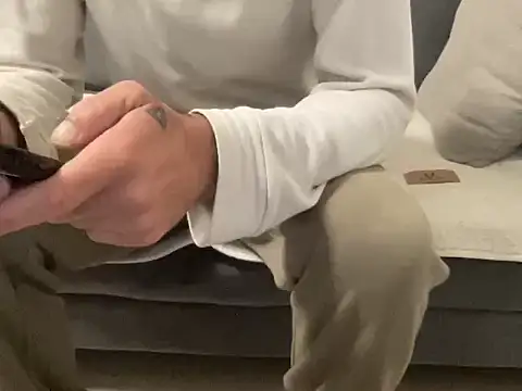 4small4inchlol online show from 12/22/25, 07:58