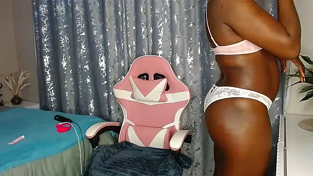 Snapshot of MissBigNipples chatting on 06/24/26, 02:43 MissBigNipples online show from 06/24/26, 02:43