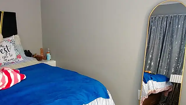 Snapshot of MissBigNipples chatting on 11/18/25, 02:05 MissBigNipples online show from 11/18/25, 02:05