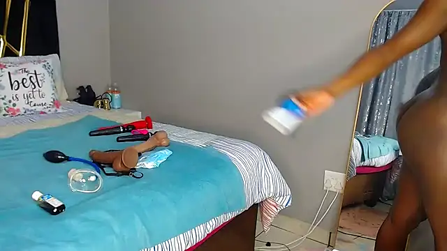 Snapshot of MissBigNipples chatting on 12/14/25, 12:17 MissBigNipples online show from 12/14/25, 12:17