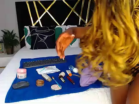 Snapshot of MissBigNipples chatting on 11/01/25, 05:03 MissBigNipples online show from 11/01/25, 05:03