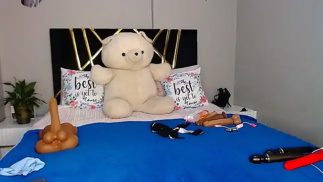 Snapshot of MissBigNipples chatting on 11/17/25, 02:04 MissBigNipples online show from 11/17/25, 02:04