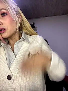 Snapshot of alicev_kitty chatting on 09/17/25, 01:02 alicev kitty online show from 09/17/25, 01:02