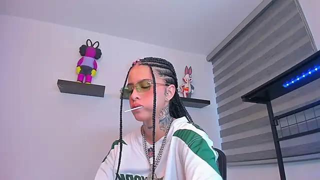 Snapshot of Gangster_Girl chatting on 12/21/25, 09:26 Gangster Girl online show from 12/21/25, 09:26