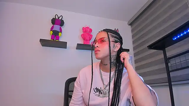 Snapshot of Gangster_Girl chatting on 12/23/25, 04:12 Gangster Girl online show from 12/23/25, 04:12